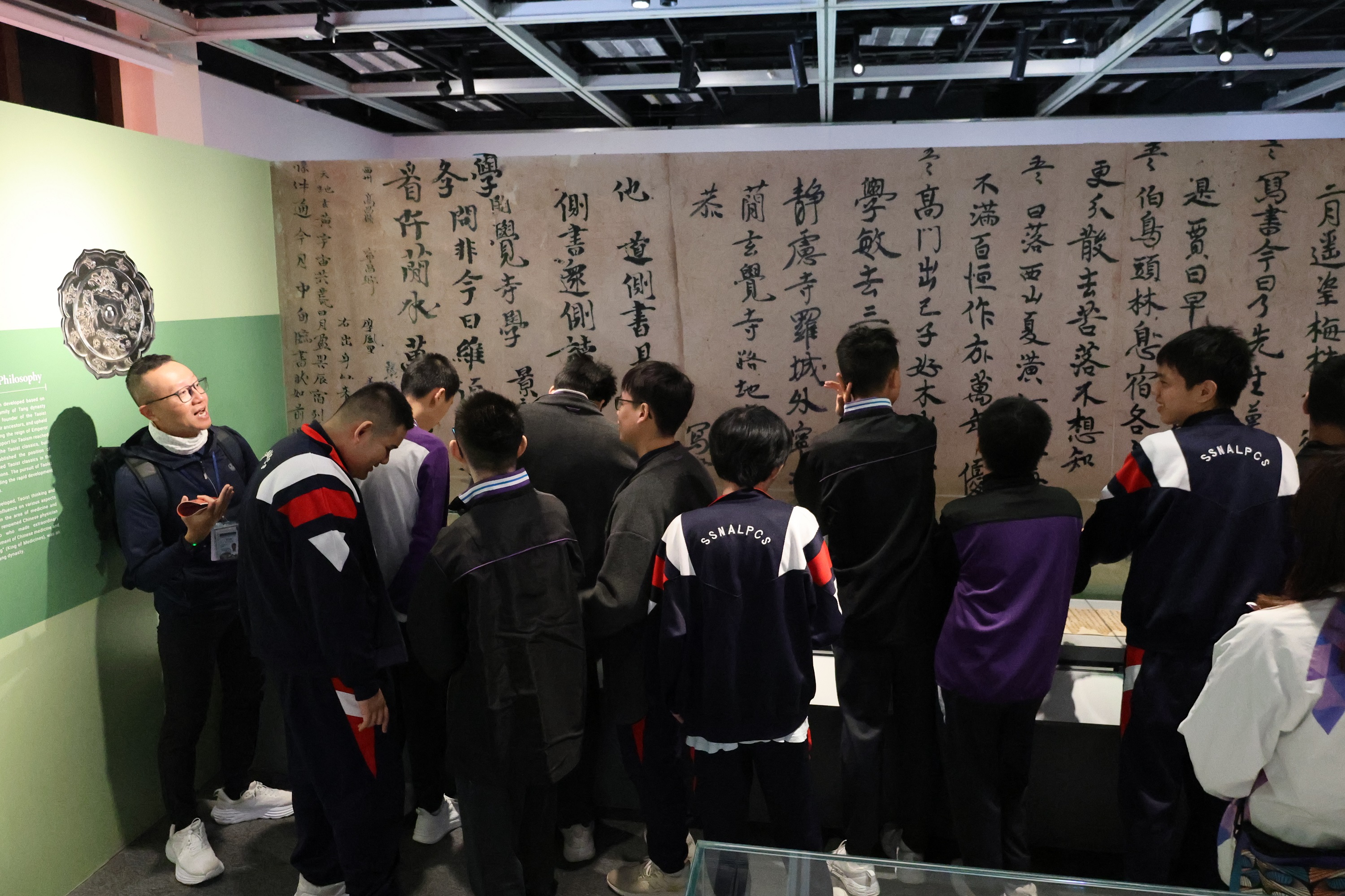 港大同学会书院（上，照片由港大同学会书院提供）、三水同乡会刘本章学校（中）和香海正觉莲社佛教陈式宏学校（下）同学，参观「唐风万里」展览。