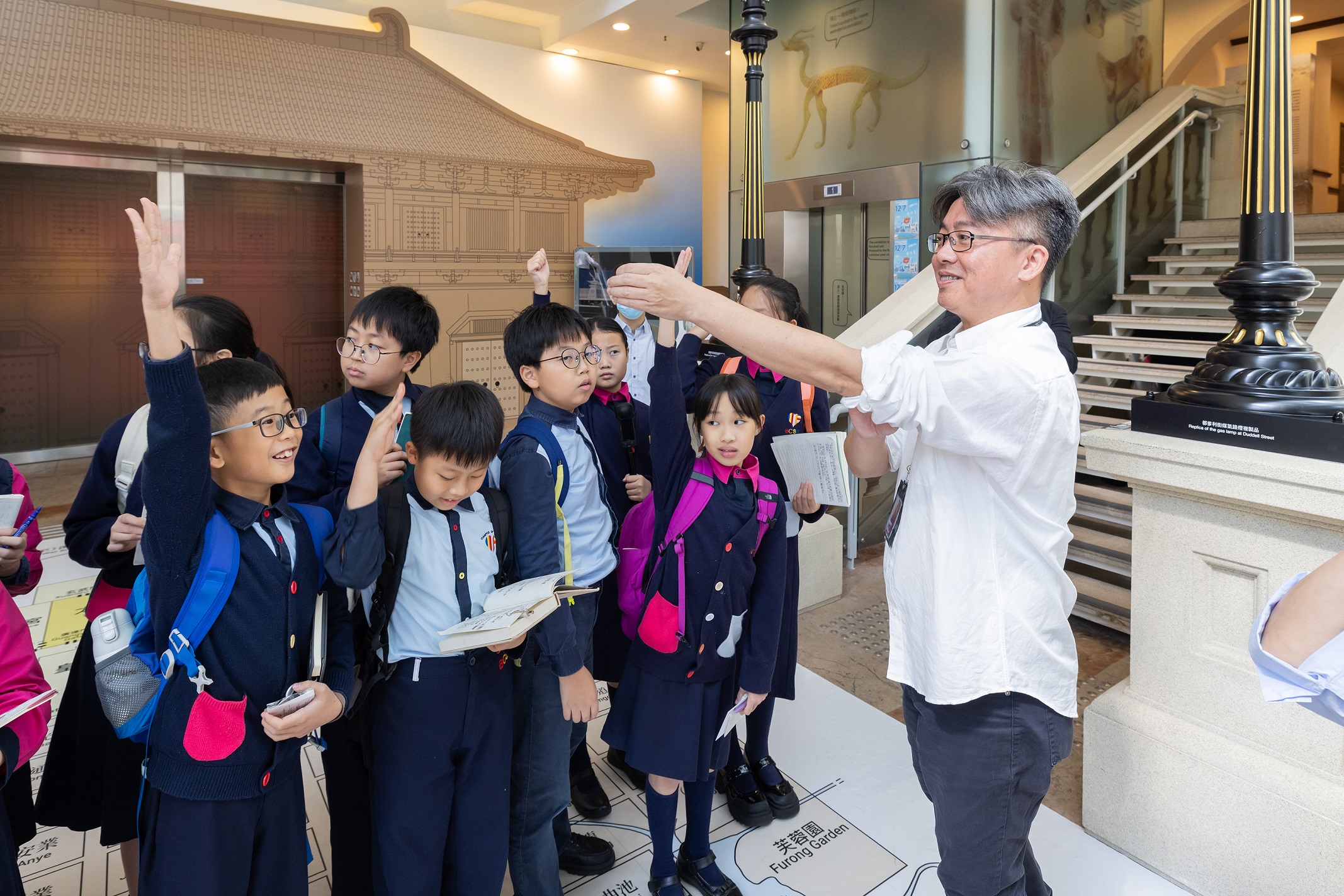 港大同学会书院(上,照片由港大同学会书院提供)、三水同乡会刘本章学校(中)和香海正觉莲社佛教陈式宏学校(下)同学,参观「唐风万里」展览。