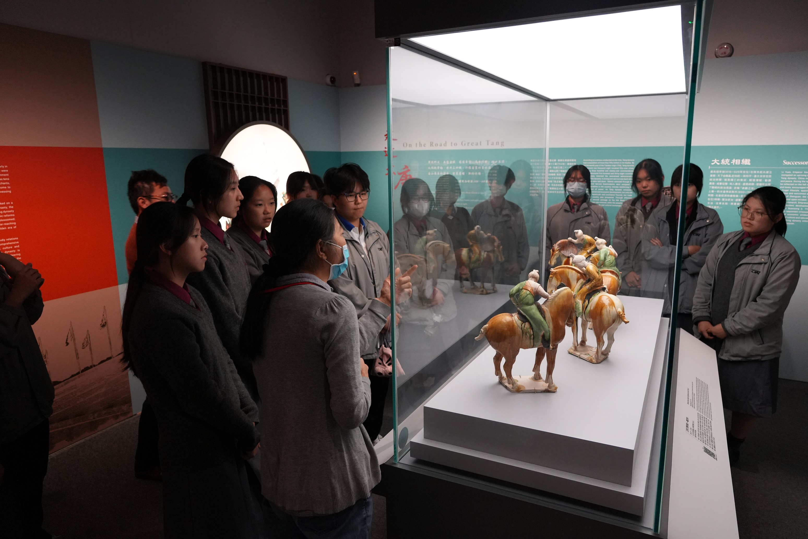 即将出发到西安考察的学生,于「唐风万里:多元交融开放的盛世」展览中为「行走的课堂」考察做好准备。(台山商会中学)