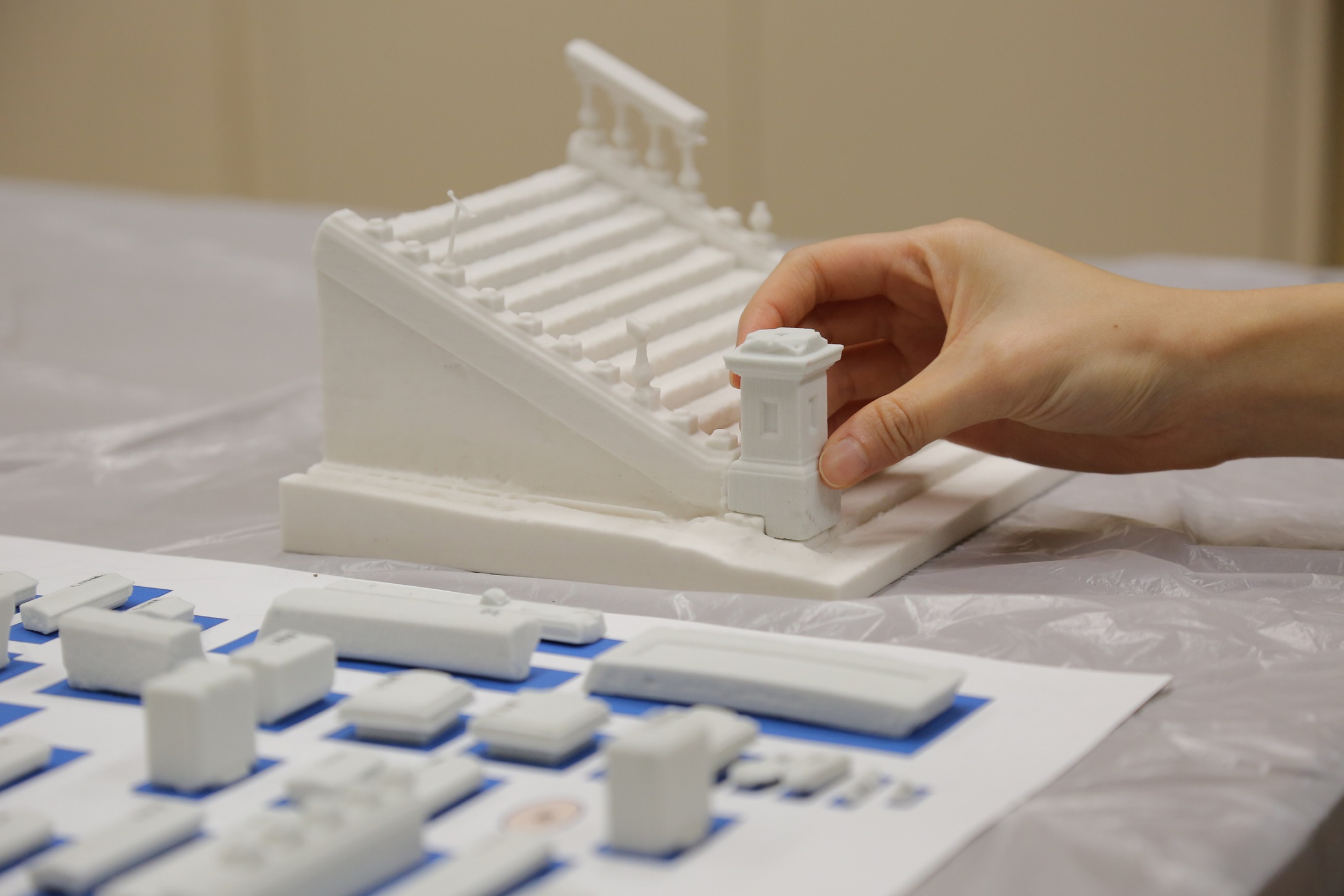 古蹟辦以三維打印技術，打印都爹利街的石階和煤氣路燈模型，作復修的比照和參考。