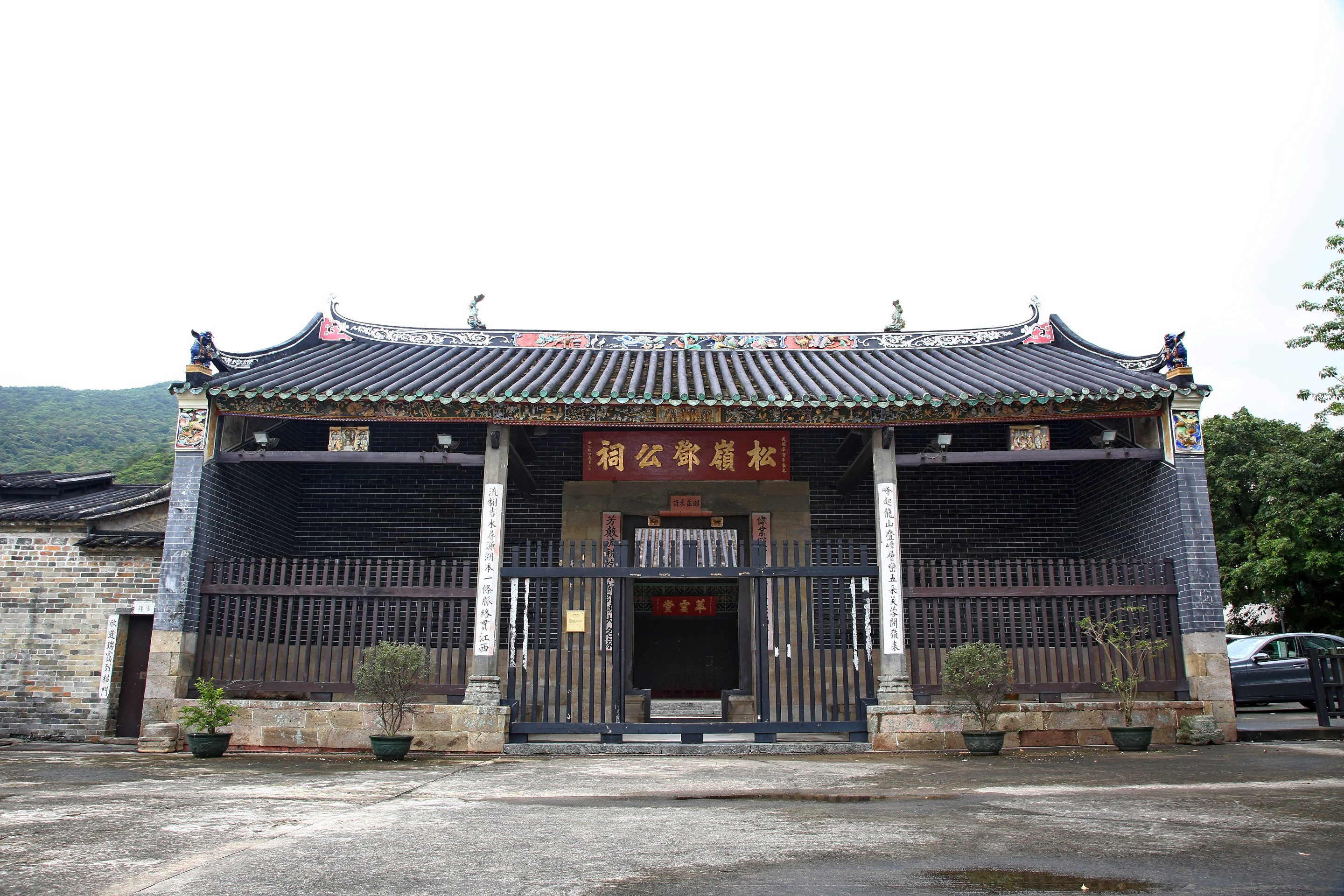 龙跃头文物径上的松岭邓公祠已被列为法定古迹，现仍是粉岭邓族举行传统仪式和活动的重要场所。