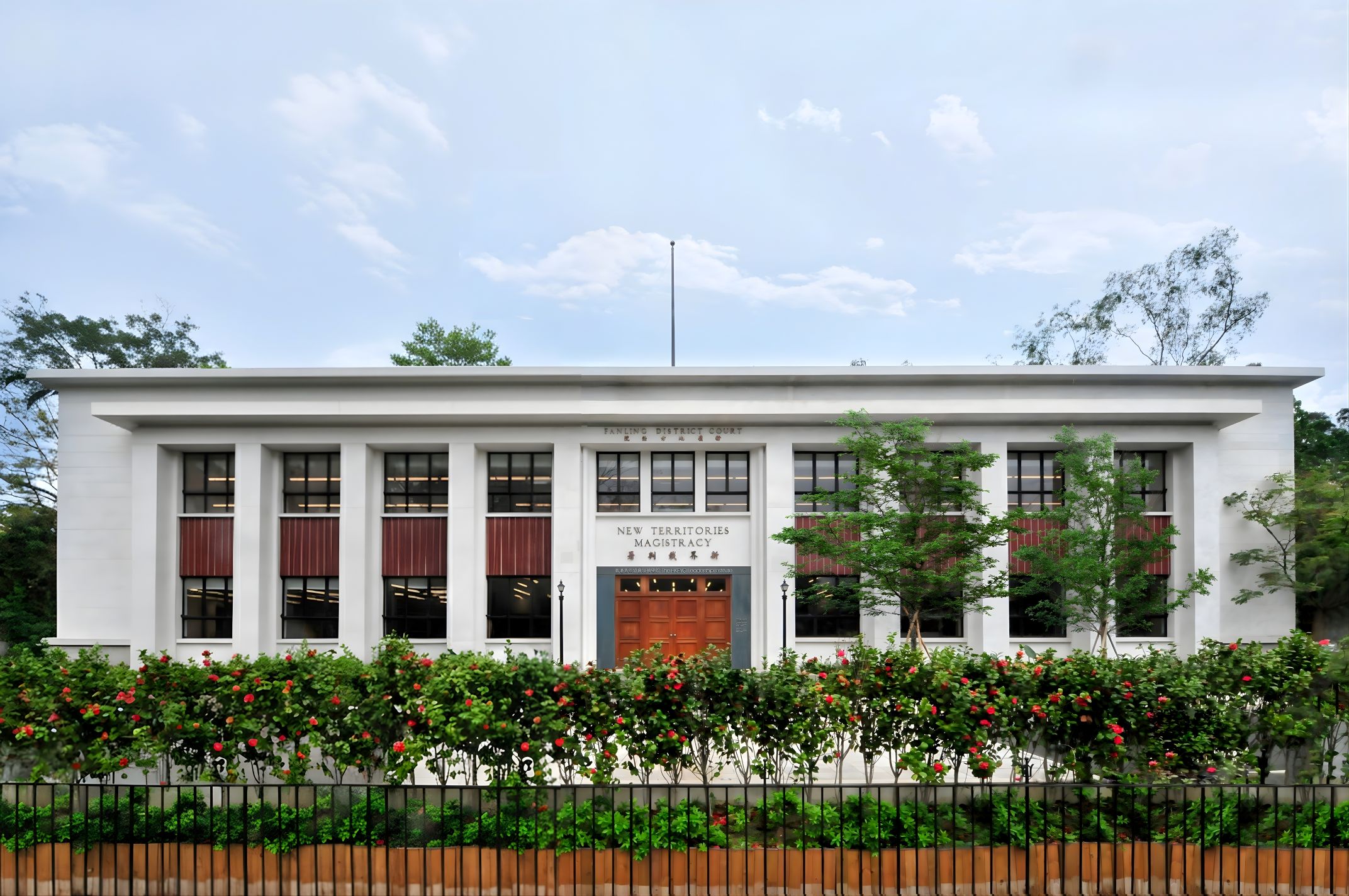 建于上世纪六十年代的粉岭裁判法院，其外墙设计及窄长型窗户充满新古典建筑风格的简约气息。