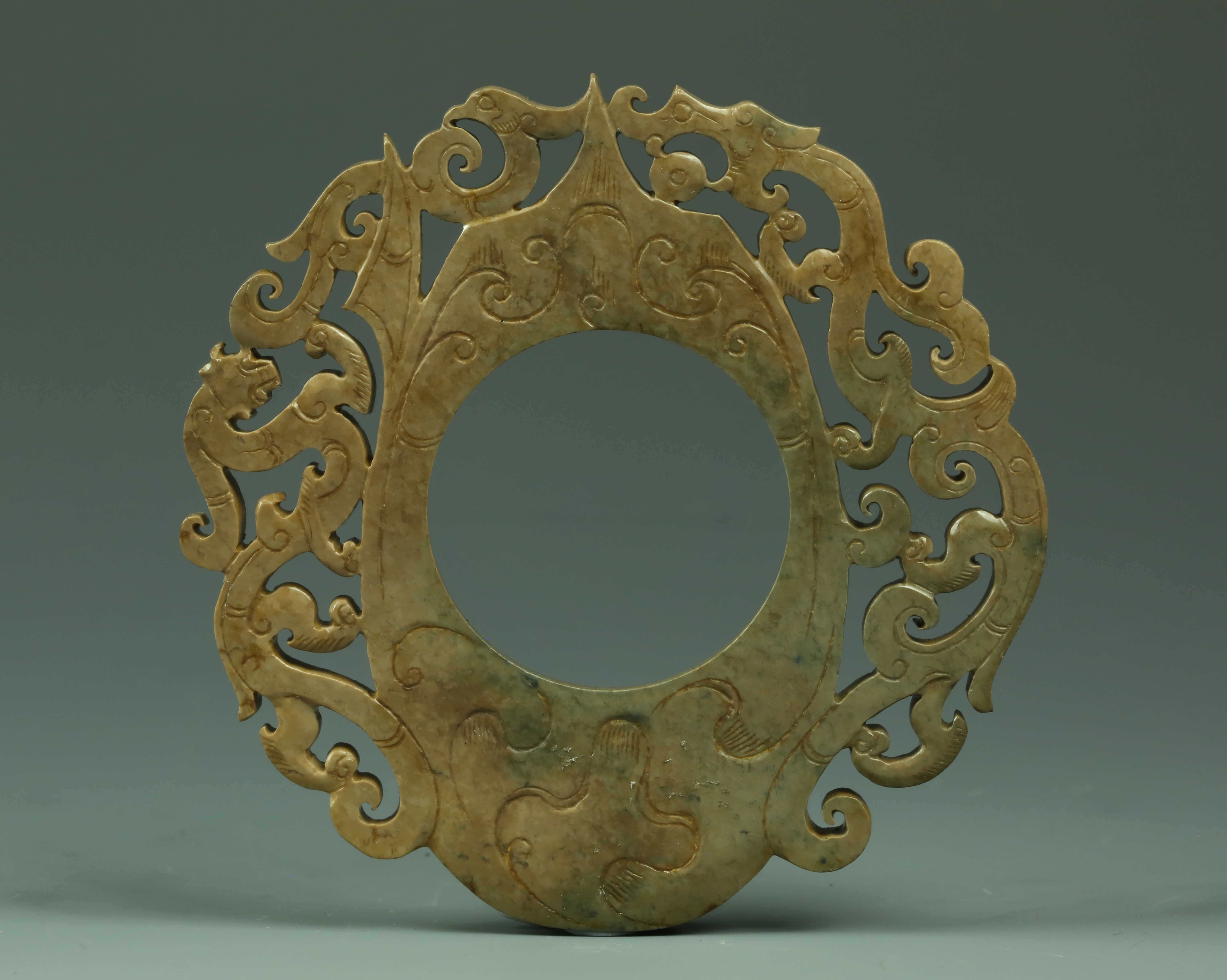 透雕龍鳳虎紋玉佩