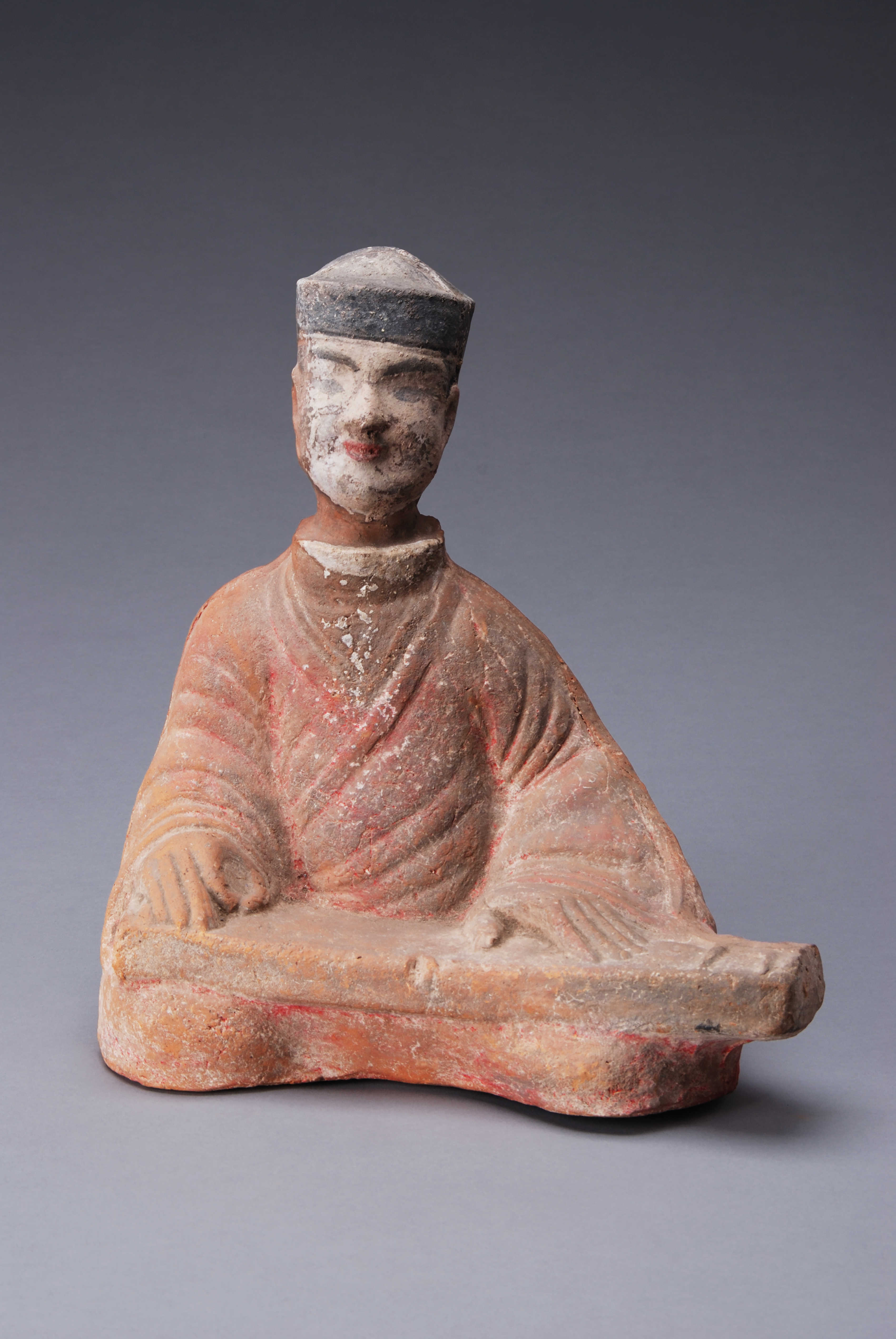 彩繪紅陶撫琴俑