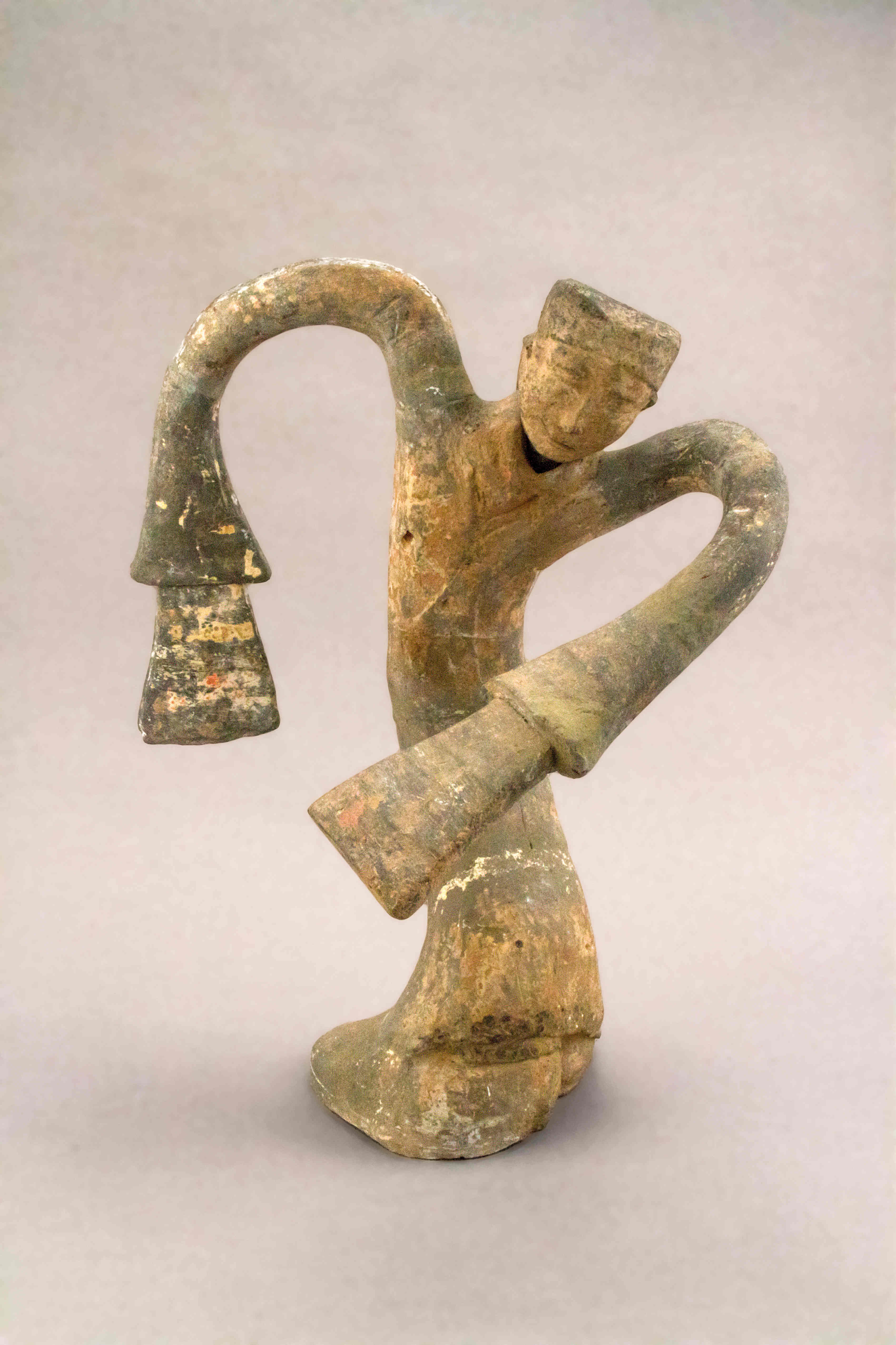 陶繞襟衣女舞俑