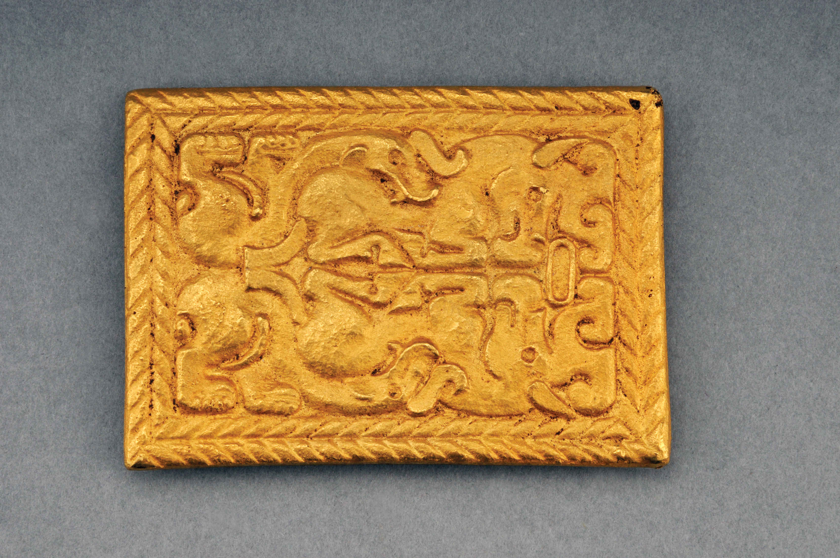 虎馬咬鬥紋金飾牌