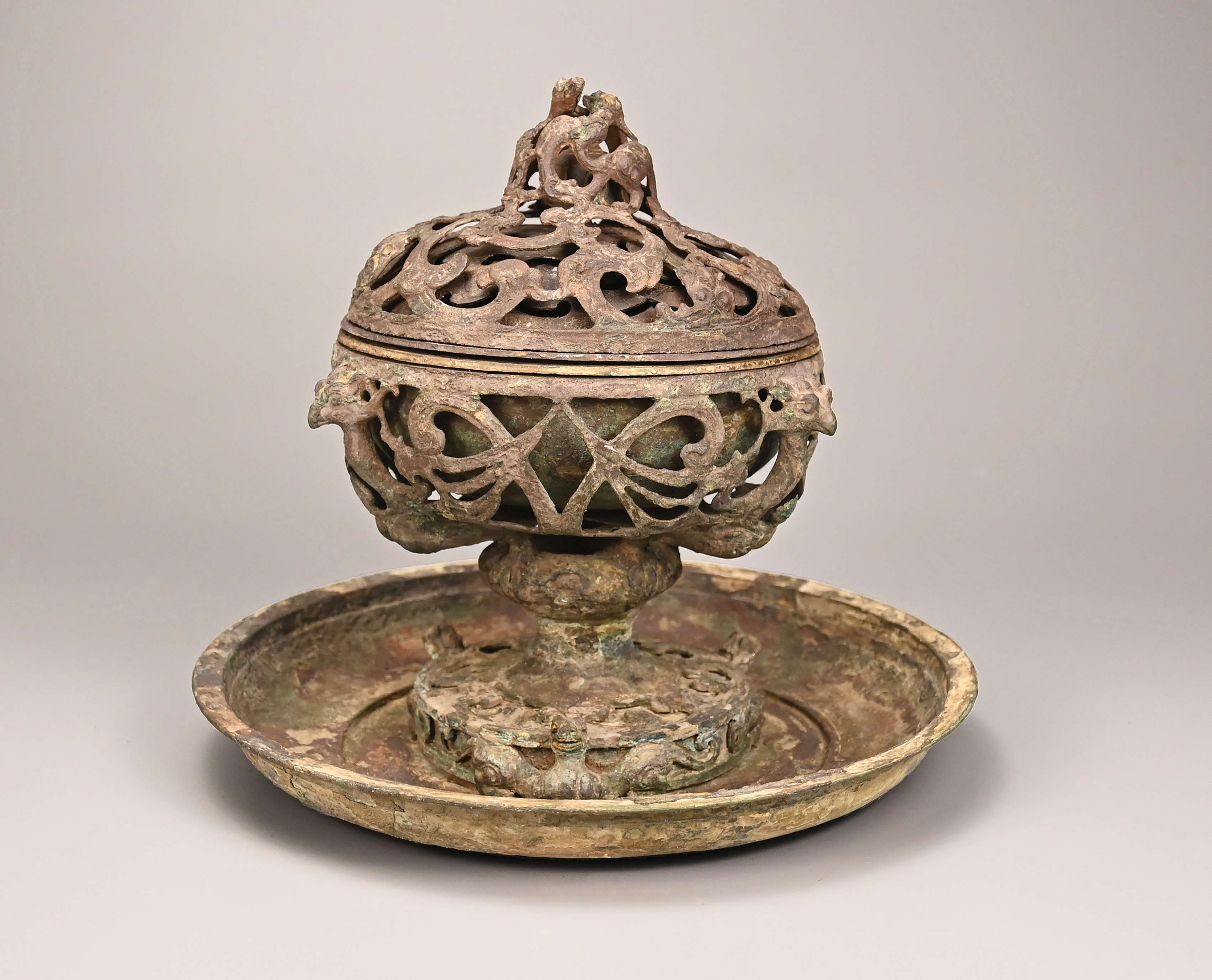 鏤空雲龍紋青銅薰爐