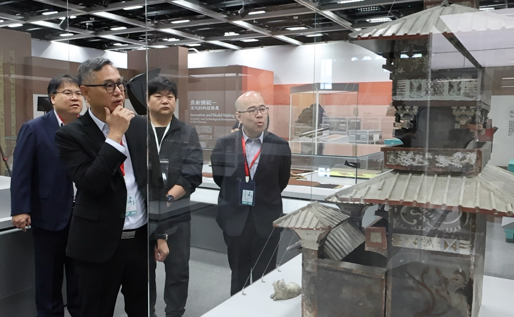 左起：文物保育专员梁子琪、发展局常任秘书长（工务）刘俊杰、焦作市博物馆修复室主任王林中、发展局副秘书长(工务）潘伟荣，观赏陶仓楼模型的结构和组装细节。