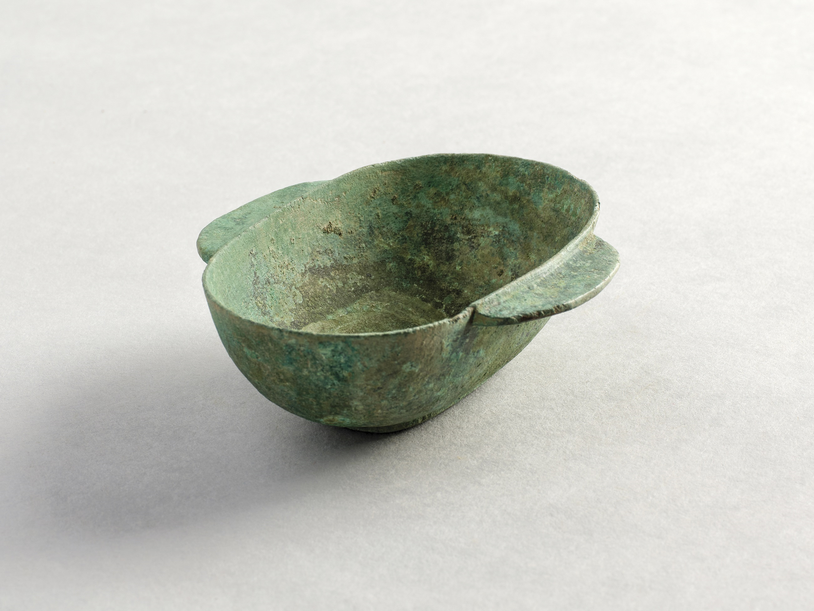 屯門掃管笏一座漢代土坑墓出土的青銅耳杯,形制跟海昏侯墓出土的漆耳杯一樣,反映香港受中原漢文化影響。(古物古蹟辦事處藏)