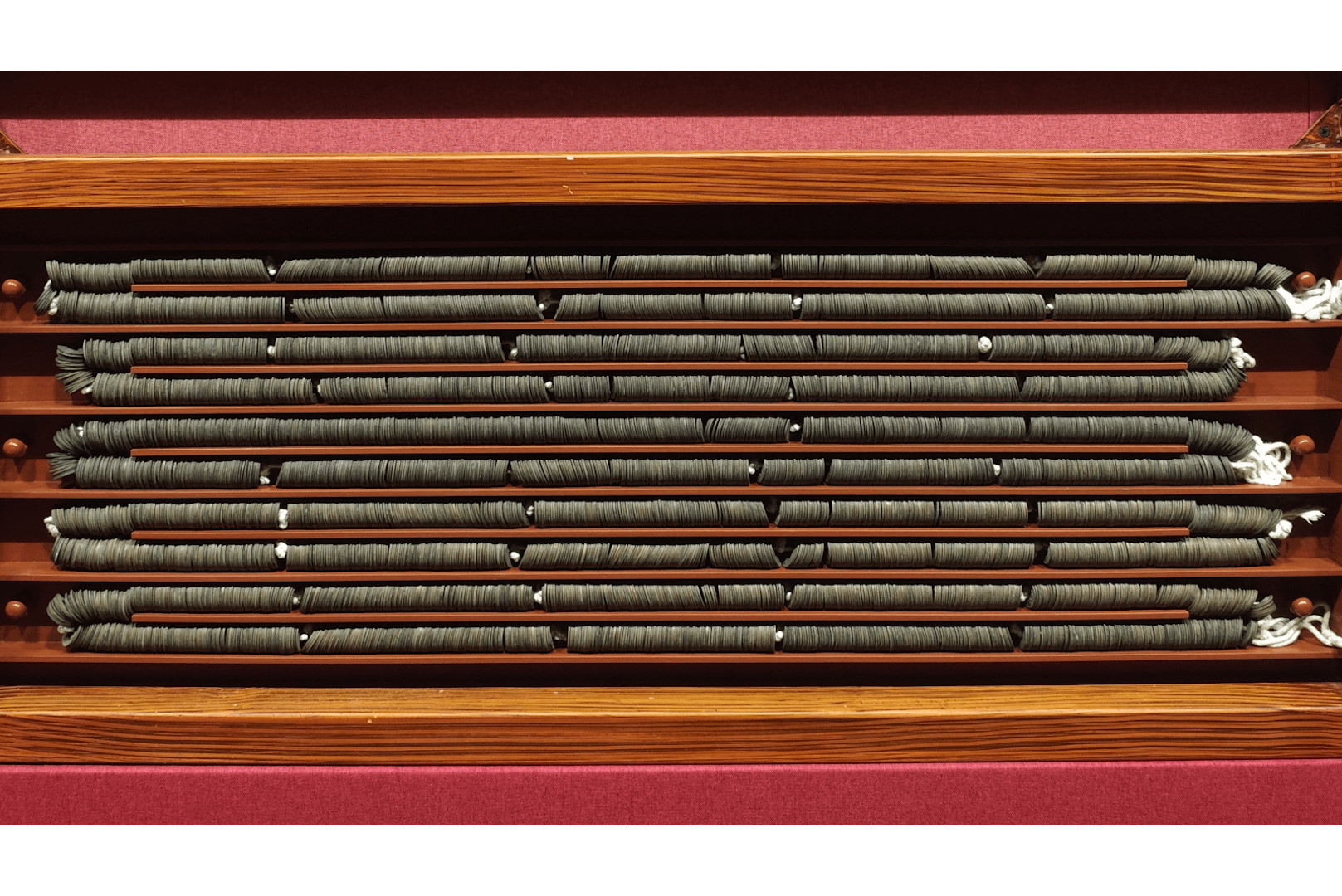 海昏侯劉賀墓出土四百萬枚五銖錢,每串一千枚為一貫,「漢風泱泱」展覽展出其中五貫。(南昌漢代海昏侯國遺址博物館藏)