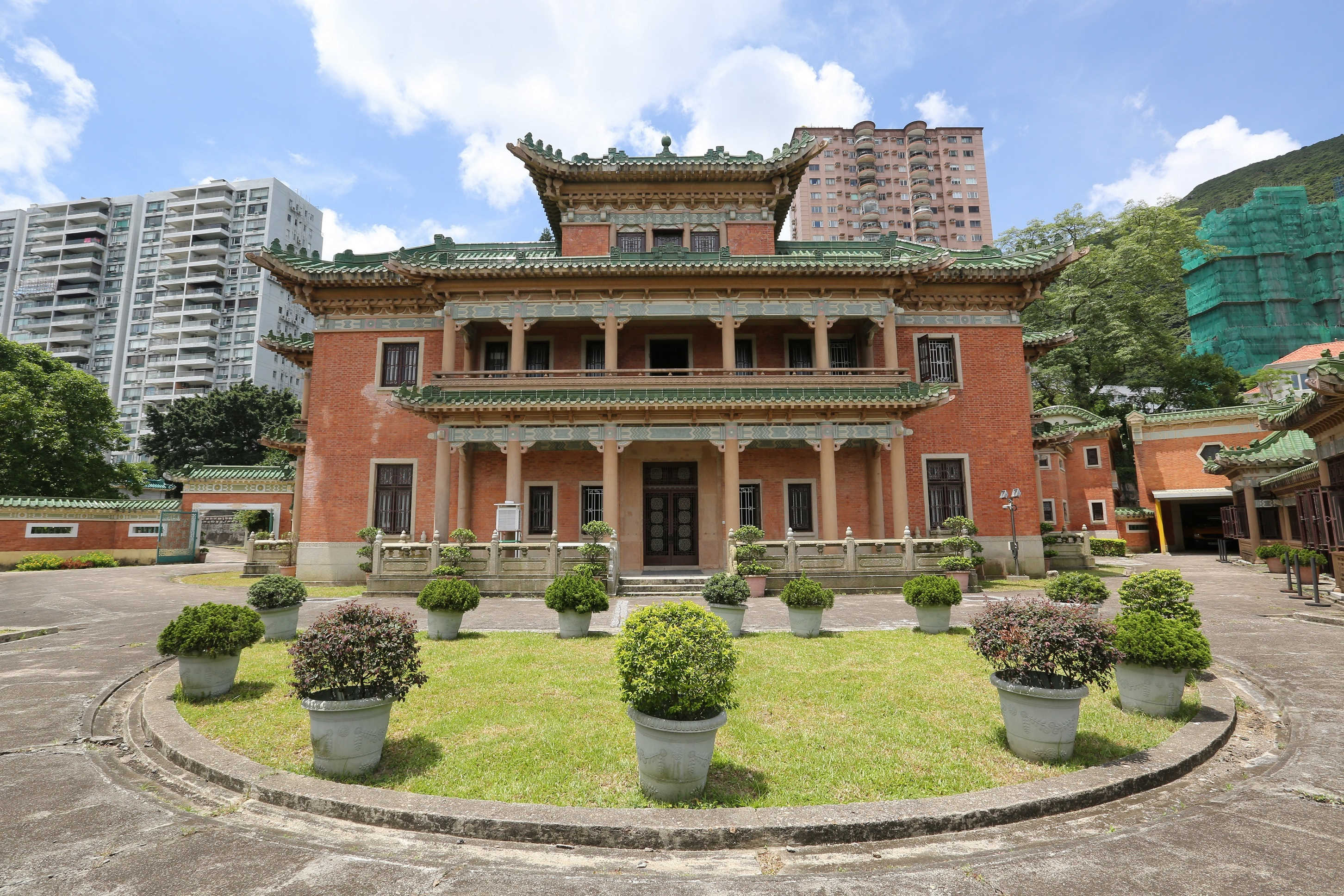 位于香港司徒拔道的景贤里是一幢历史大宅，建于1937年，于2008年获列为法定古迹，现已纳入发展局第六期活化历史建筑伙伴计划。