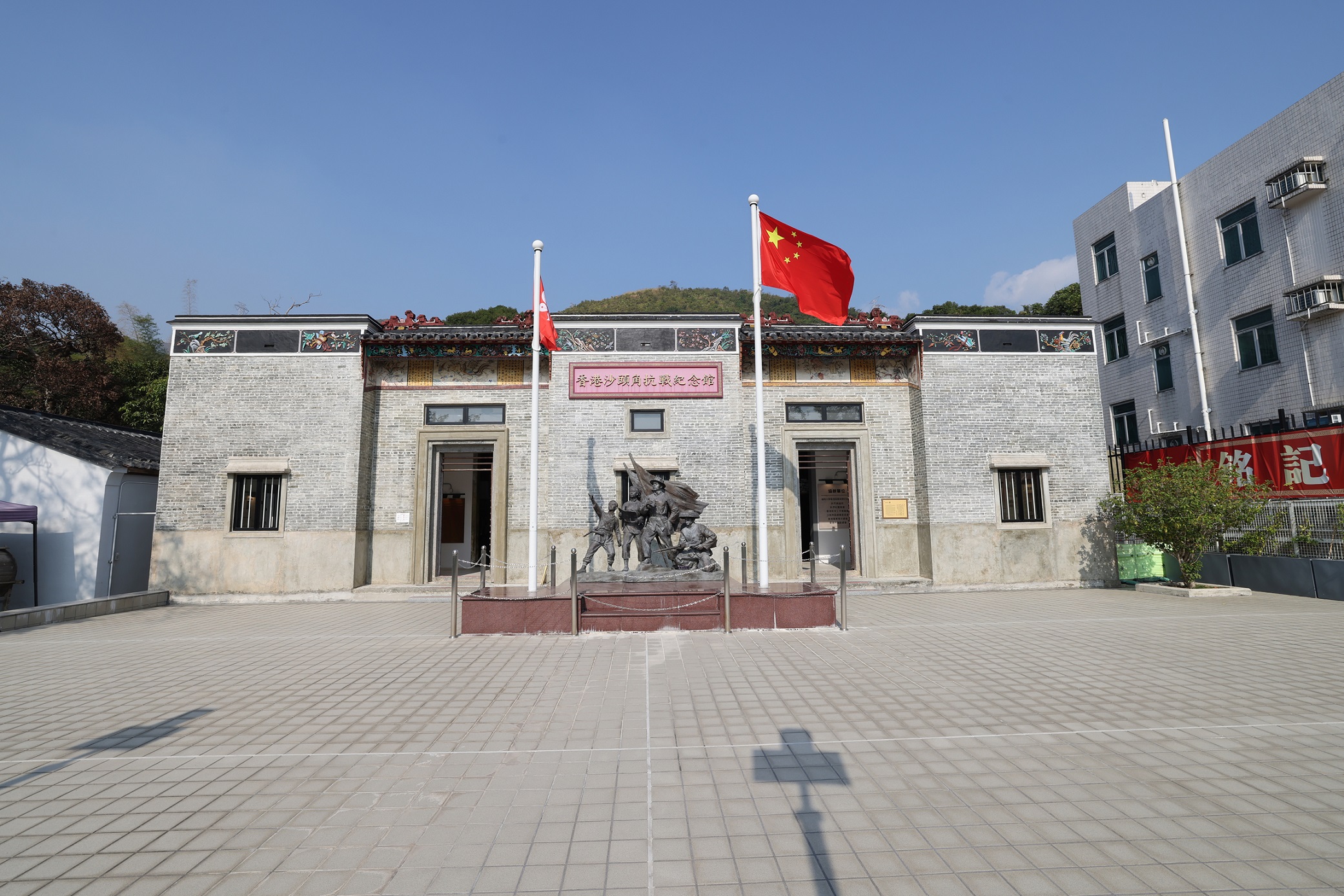 位于大湾区东江纵队文物径（香港段）上的罗家大屋（上）设有说明牌，牌上的二维码（下）连结至古迹办网页，提供粤语、普通话和英语的语音导赏。