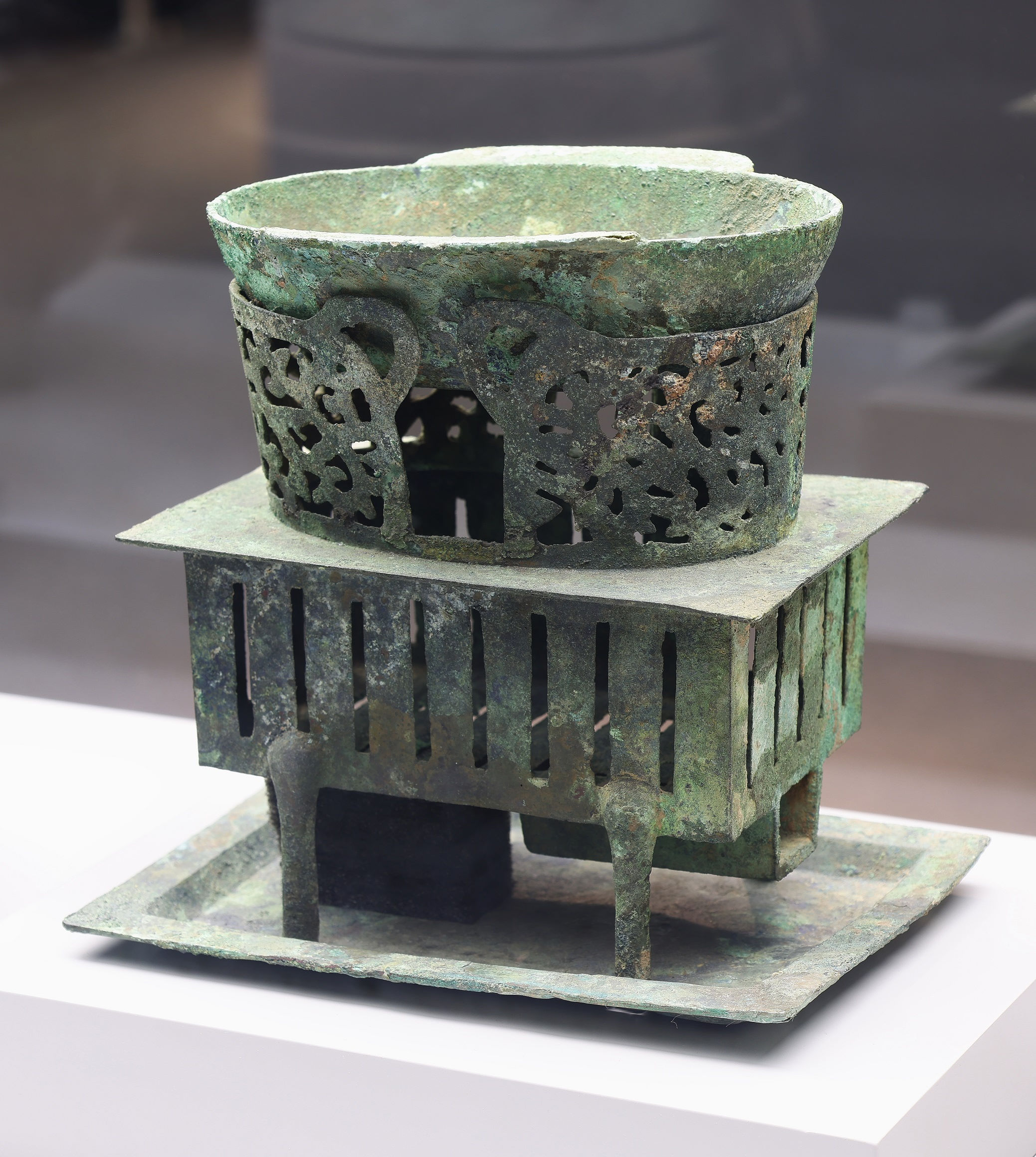 宴飲時一人一套染爐,隨吃隨「染」,仿如今天流行的一人一鍋。(廣州市文物考古研究院(南漢二陵博物館、海上絲綢之路(廣州)文化遺產保護管理研究中心)藏)