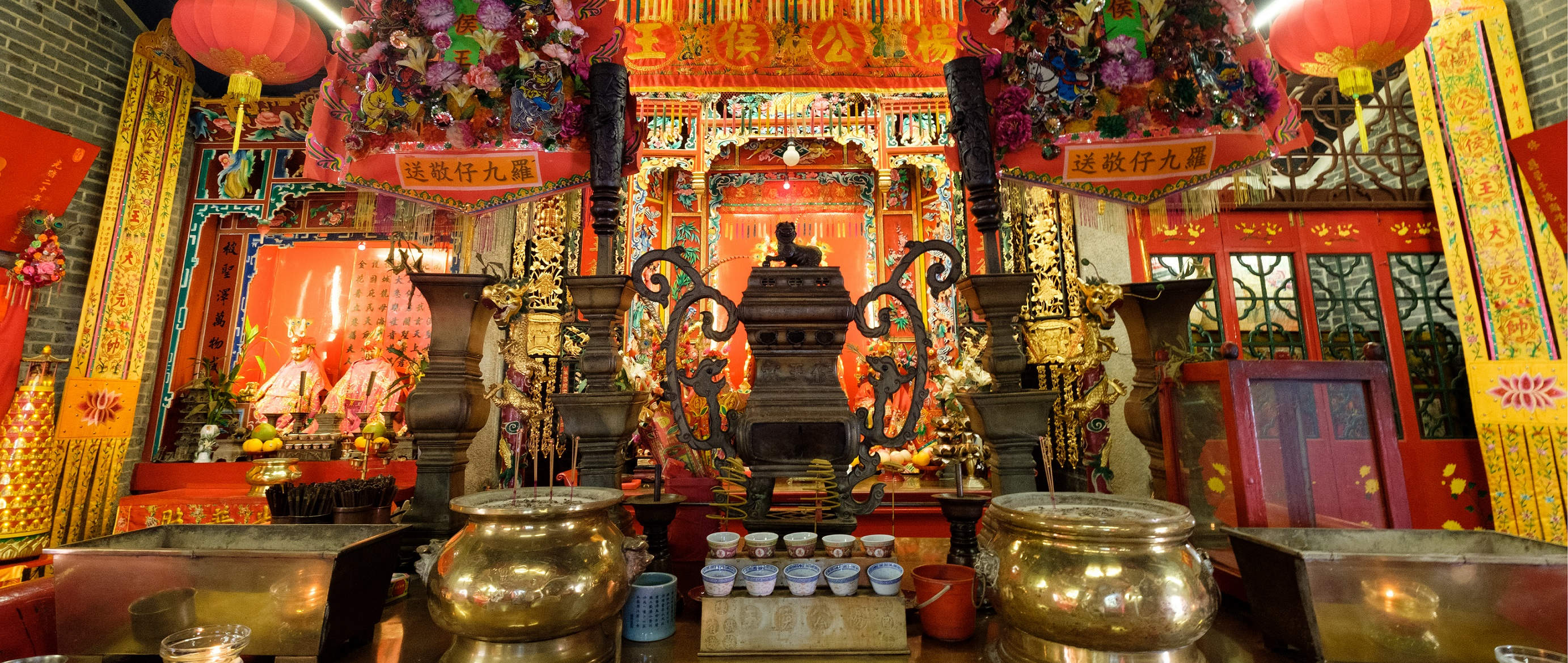 杨侯古庙神台上一套五件的锡铅合金制的五供。