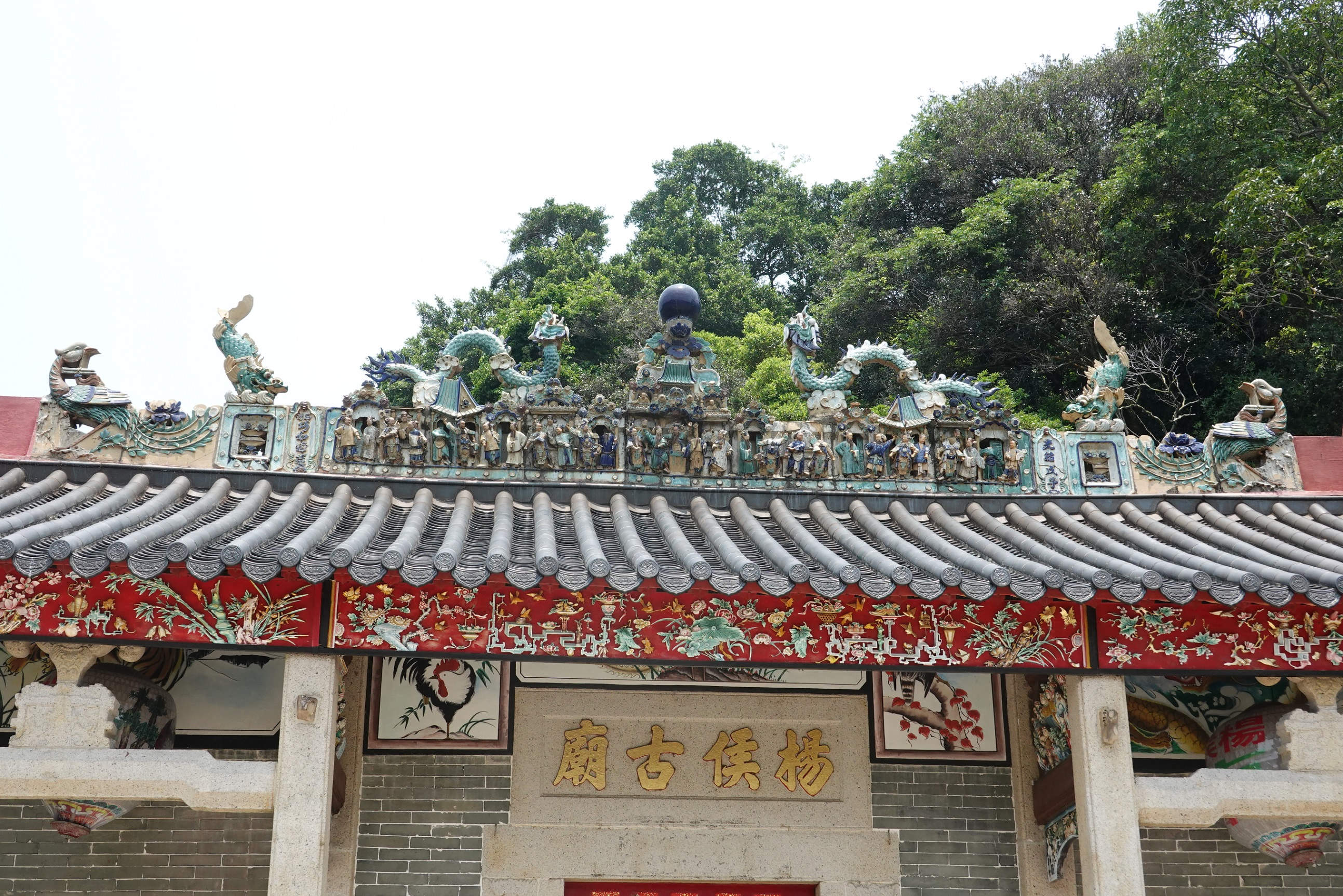 庙宇前进正脊的石湾陶塑取材自宋太祖赵匡胤「黄袍加身」的故事，是石湾陶塑名店巧如璋于光绪十四年（1888年）的作品。
