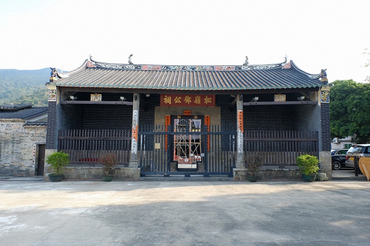 松嶺鄧公祠(法定古蹟)建築技藝精湛,現在仍是龍躍頭鄧氏族人祭祀先祖和舉行傳統慶典活動的場所。