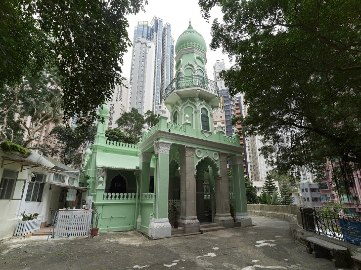 中西區文物徑歷史古蹟豐富,三條路線串連超過一百項古蹟、歷史建築及舊址。圖為位於中西區文物徑上環線的回教清真禮拜總堂(法定古蹟)。