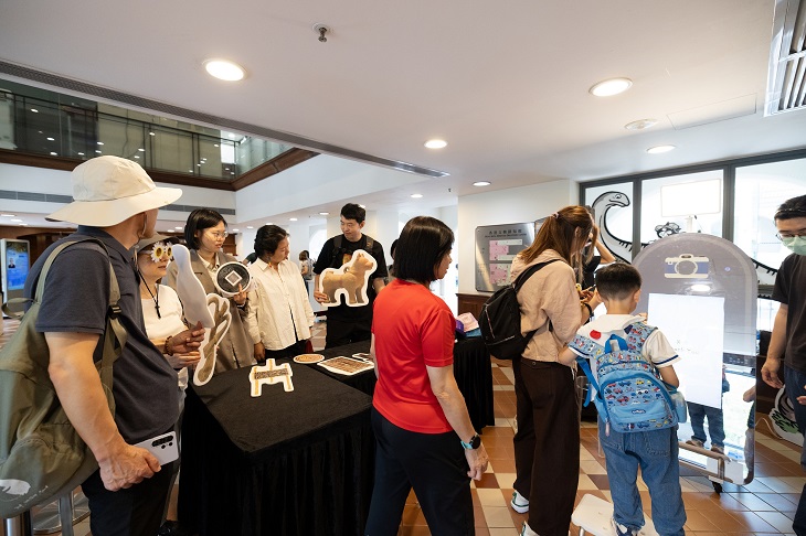 古蹟辦將於6月13及14日一連兩日,在香港文物探知館舉行悠藝日,以配合「中國文化及自然遺產日」,節目豐富精彩,不容錯過。圖為5月1日悠藝日的「泱泱影樓」項目,參加者可以與漢風泱泱展品合照。