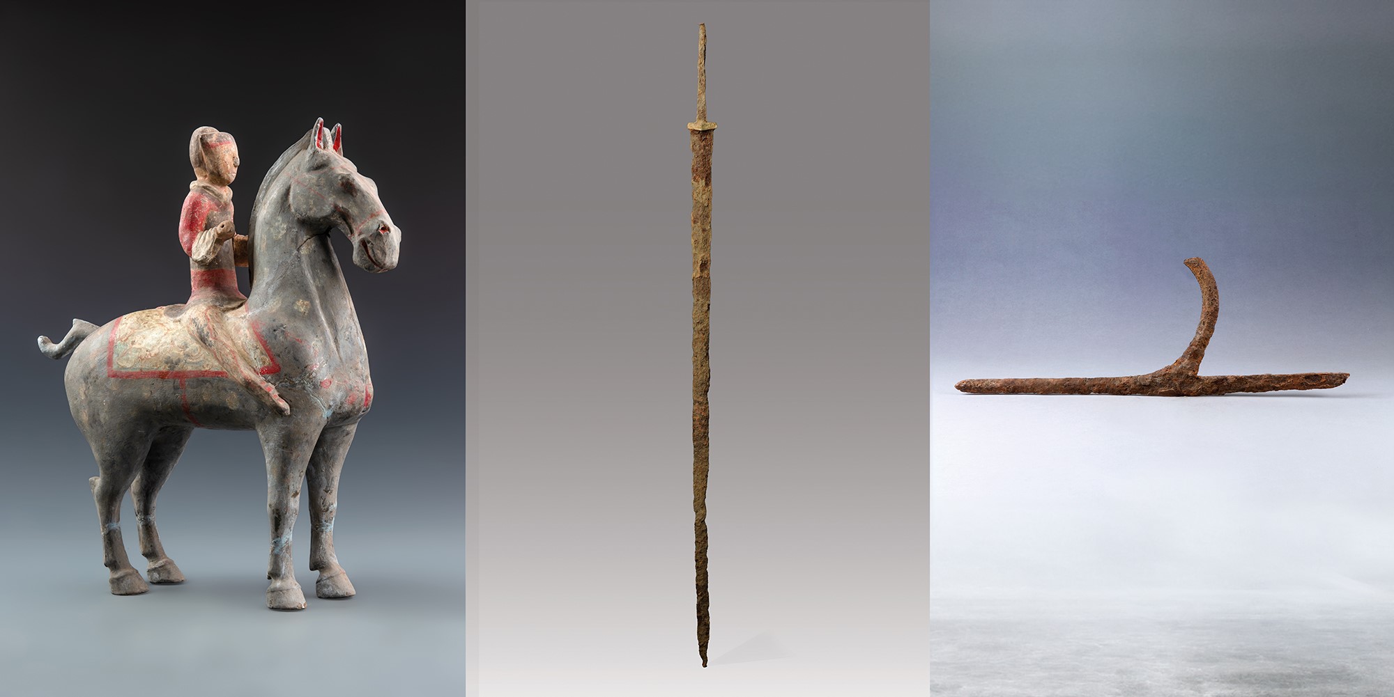 展览共展出九件骑兵俑，骑兵（左、汉景帝阳陵博物院藏）不仅改变了汉代的战争格局，也奠定了中国后世骑战的基础。铁剑（中、济南市章丘区博物馆藏）和铁戈（右、绵阳市博物馆藏）是汉代常见的兵器，当时冶炼和锻造技术已成熟，令铁制兵器得以普及。