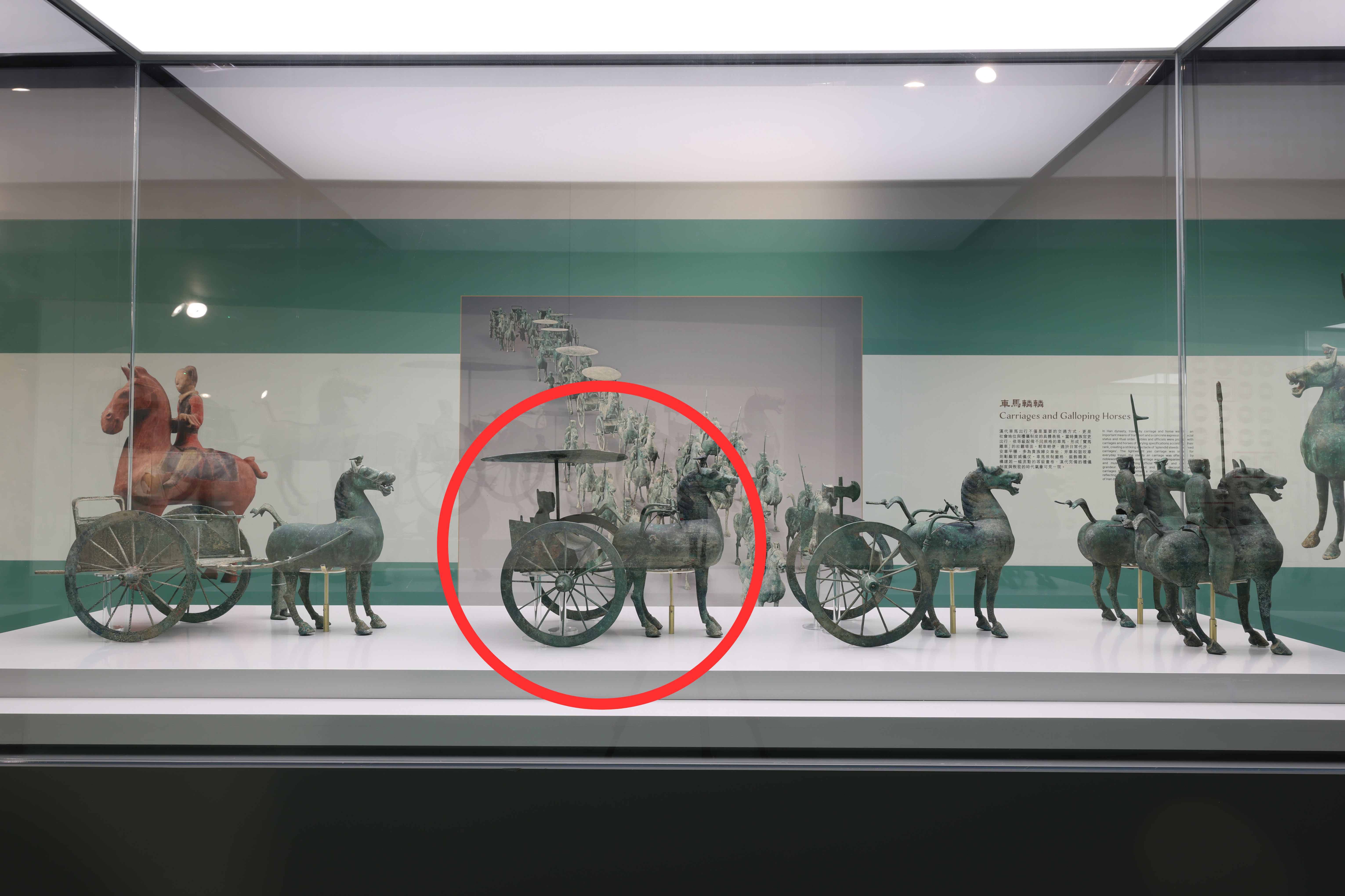 轺车（红圈位置，甘肃省博物馆藏），是汉代官吏和使者出行或传递急报使用的公务车，大小、车舆构造与斧车基本一致，舆设华盖。