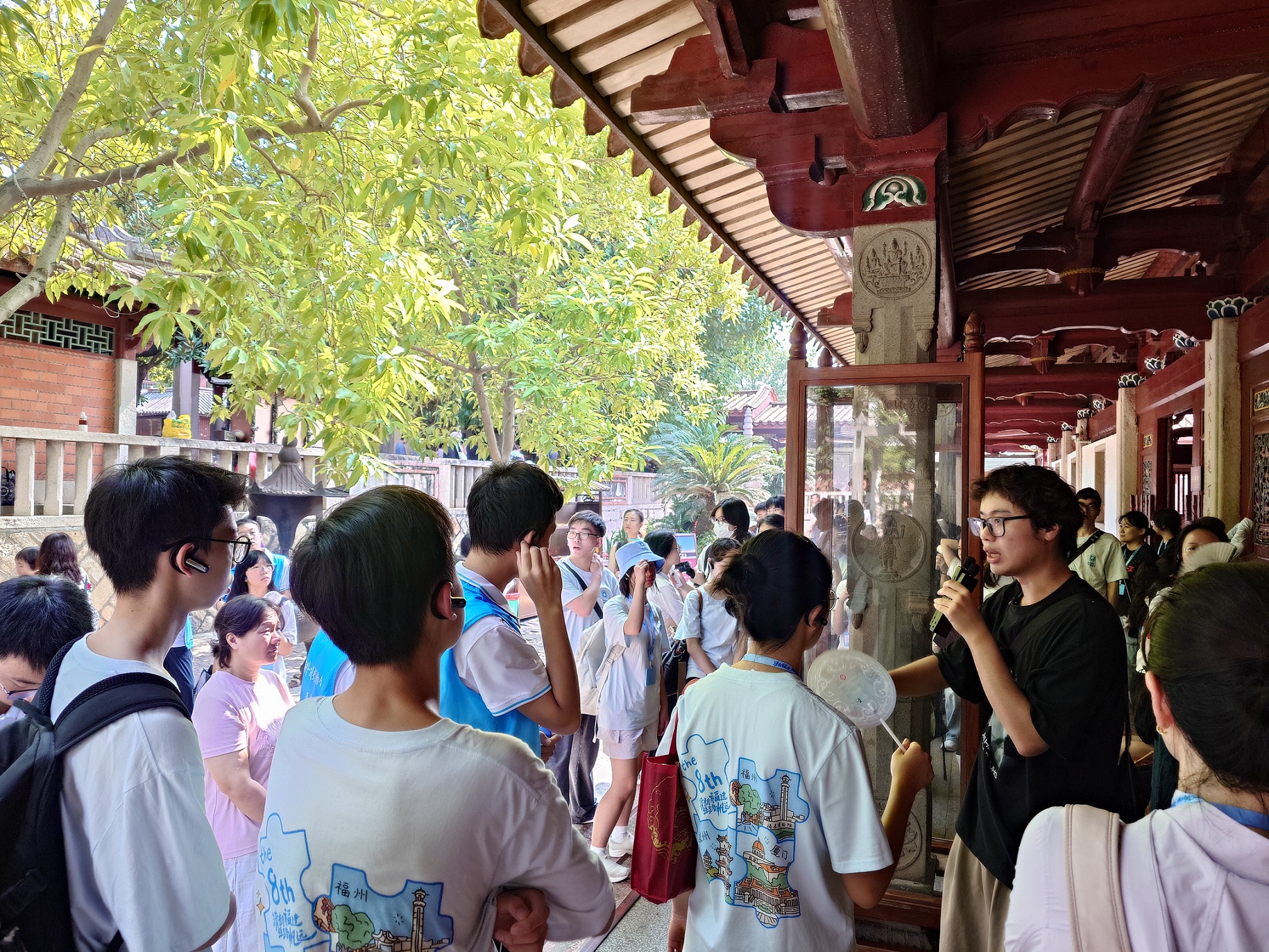 同學在泉州開元寺細心聆聽導賞員介紹大雄寶殿後廊一對十六角形印度教石柱的由來和特點。