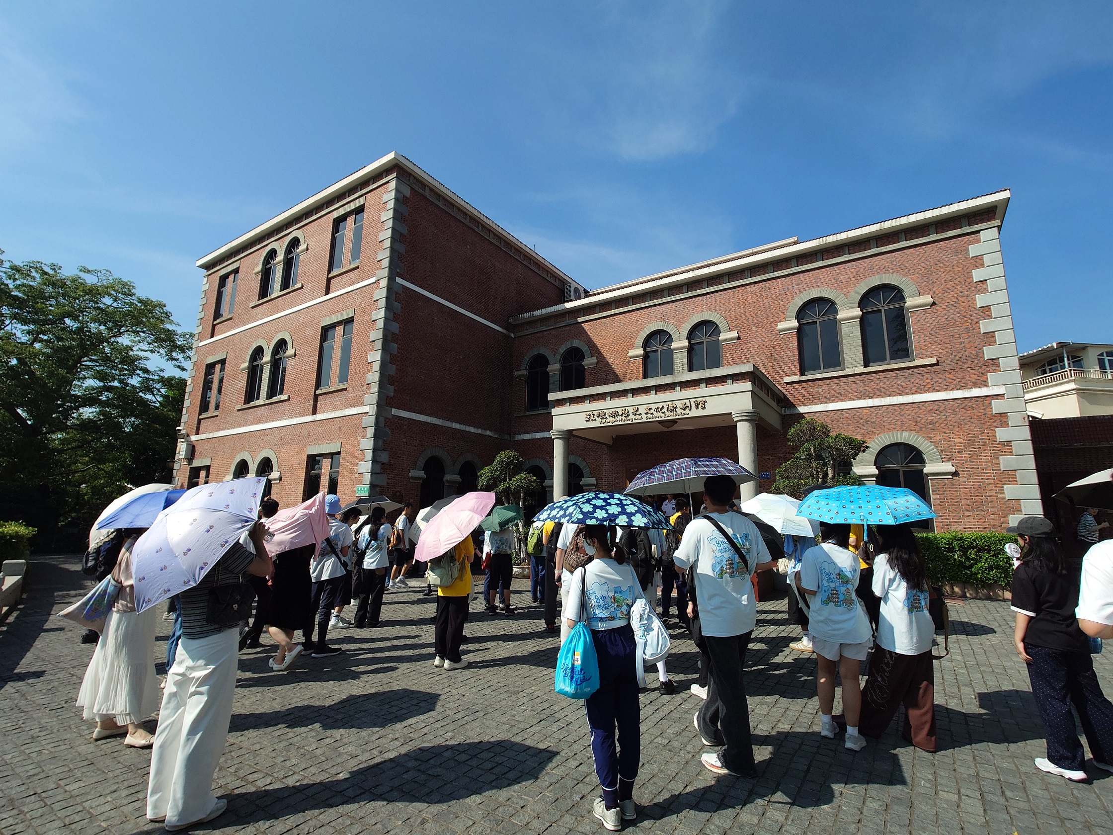 同學參觀鼓浪嶼歷史文化陳列館（原英國領事館舊址），了解這個國際社區的形成脈絡。