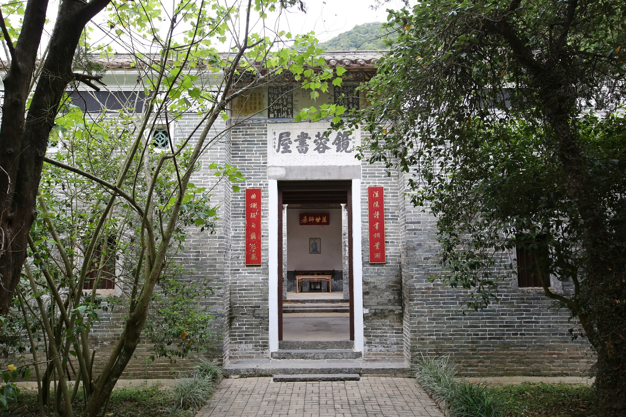 位於沙頭角上禾坑村的鏡蓉書屋作育英材逾二百年,直至1986年才結束教學用途。書屋於1991年列為法定古蹟。