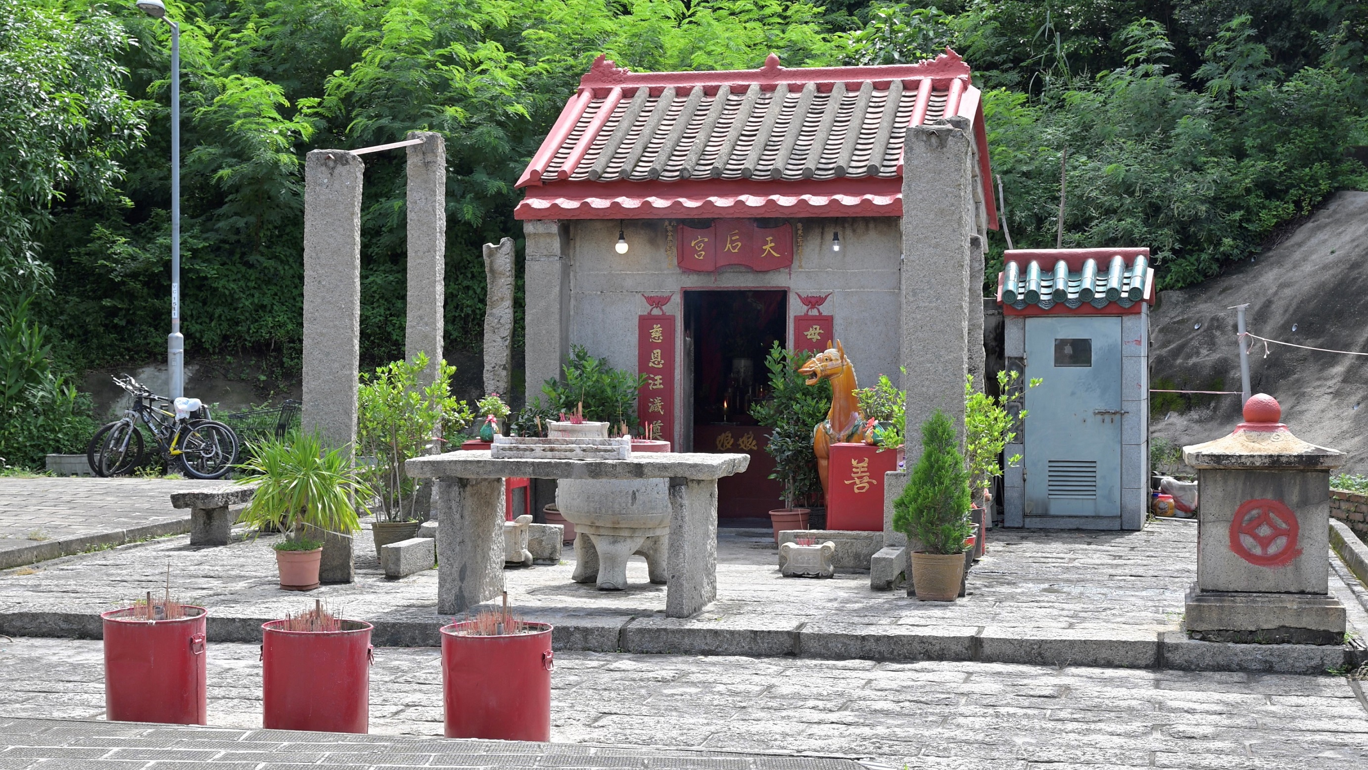 全庙以花岗岩石建造的东涌黄龙坑道天后宫。(图片来源:华人庙宇委员会)
