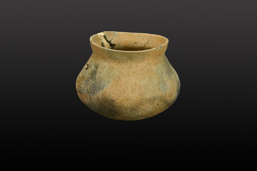 Coarse corded pottery cauldron with incised wavy-line pattern