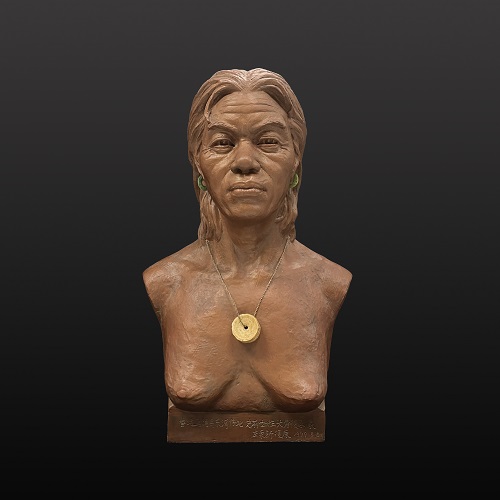Bust of a female reconstructed from the skull excavated from burial C7