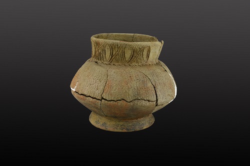 Coarse corded pottery pot with incised pattern