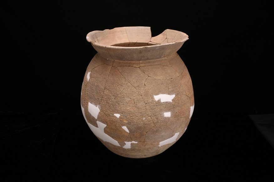 Hard pottery urn with double-F pattern