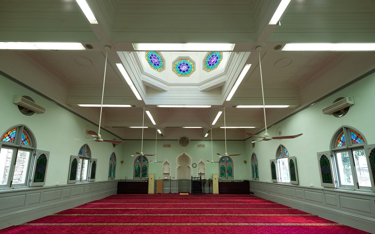 設有三個洋蔥形尖拱壁龕「米哈拉布」(mihrab)的朝拜牆,是清真寺內裝飾最豐富的部分