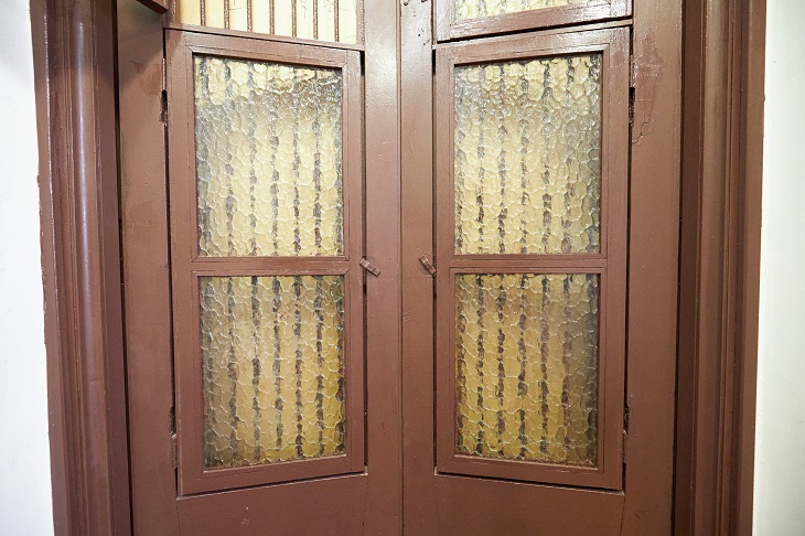 雷生春內美侖美奐的壓花玻璃窗