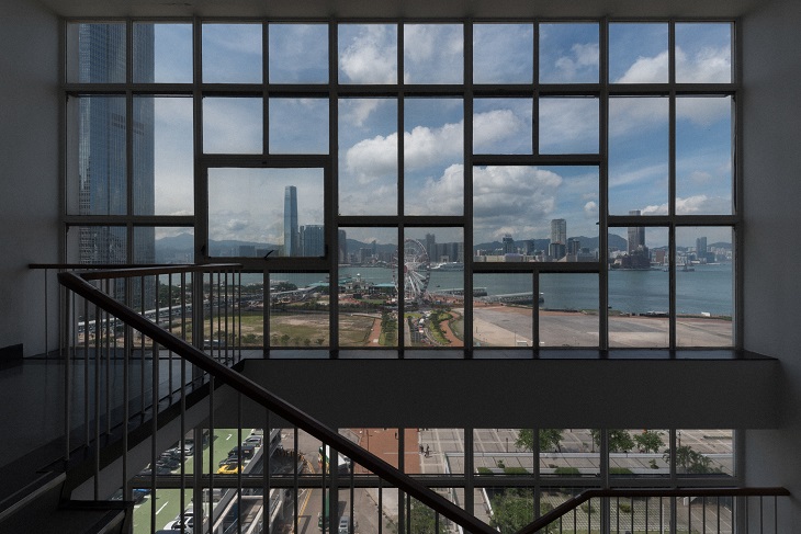 大會堂的幾何線條構圖總是令人著迷;偌大的窗戶將維港美景引入室內。