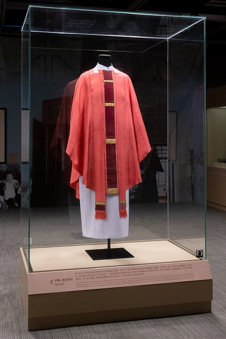 「文物復現.繡閣猶馨」展覽,精選70件珍貴物品,這件司鐸長袍是從美國奧西寧的瑪利諾修女會總會借出,衣領上有「南中國香港瑪利諾修女會縫製」的標籤。