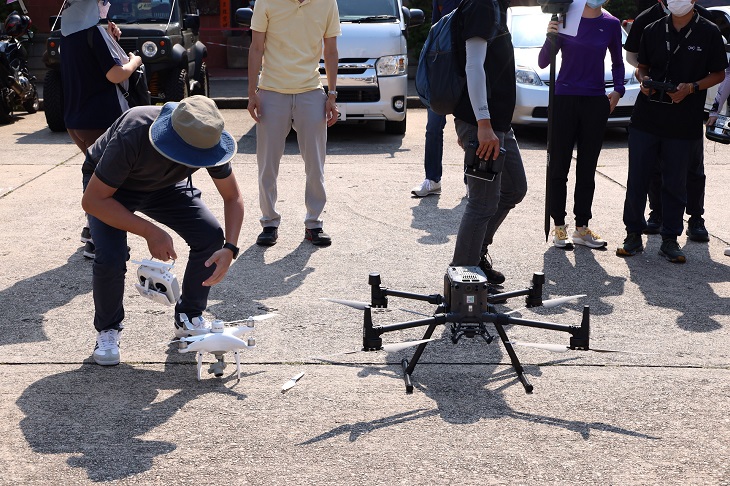 兩部分別配備測量儀器及高清鏡頭的無人機準備就緒,為屏山鄧氏宗祠進行攝影測量。