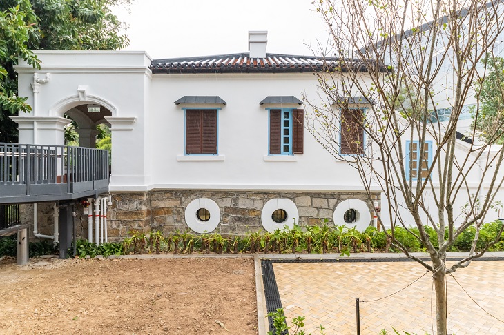 主樓基座牆上的圓形「牛眼窗」有助通風防潮