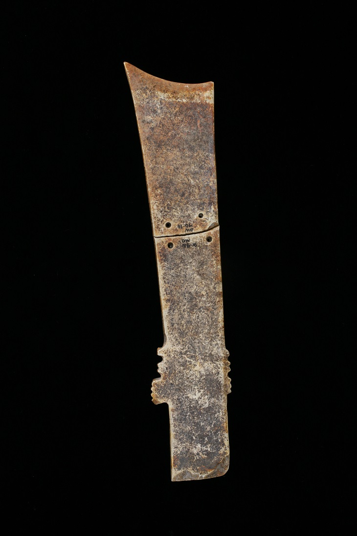 牙璋是夏時期重要的禮器，這精美的石牙璋在1990年於南丫島大灣出土。