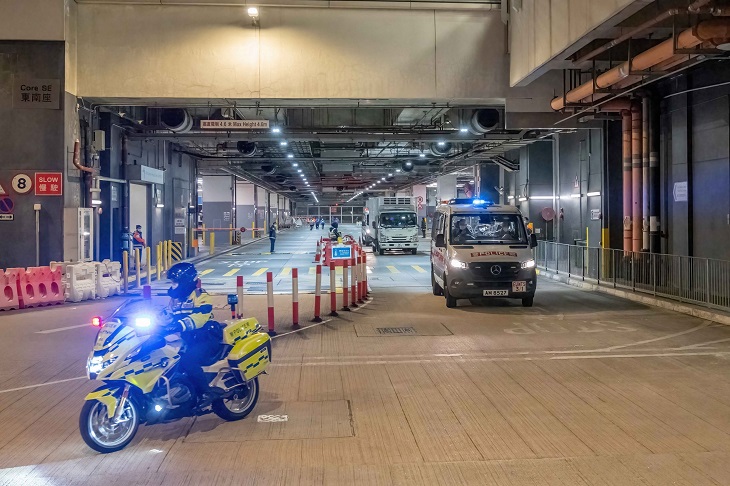 警方由機場貨運站開始全程護送裝載金沙貴重文物的貨車到達尖沙咀文物探知館