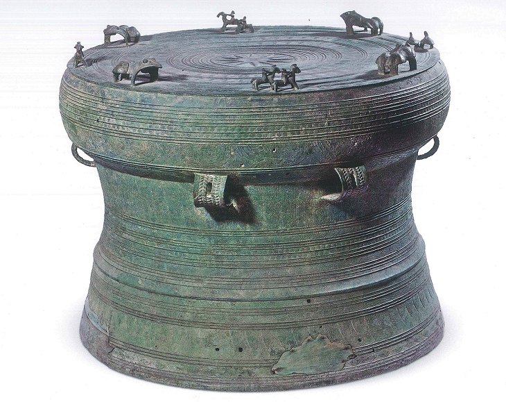 太陽與鳥、蛙的組合曾出現在中國古代南方地區銅鼓的鼓面上,圖為於廣西梧州藤縣出土的雙乘騎羽人紋銅鼓。