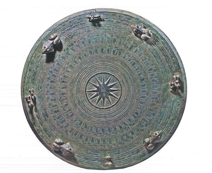 太陽與鳥、蛙的組合曾出現在中國古代南方地區銅鼓的鼓面上,圖為於廣西梧州藤縣出土的雙乘騎羽人紋銅鼓。