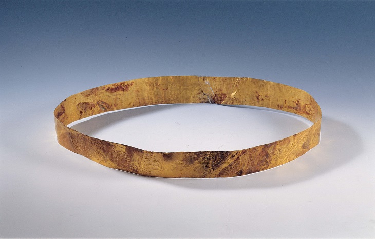 鏨刻魚、箭、鳥和人面圖案的「人面魚鳥箭紋金冠帶」,是古蜀國王權與神權的象徵。