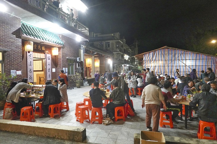 大埔頭村慶燈盆菜宴盛況,燈棚搭建在敬羅家塾前