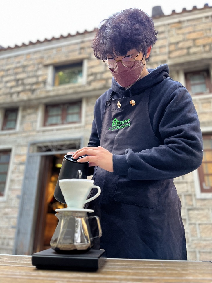 經店主悉心培訓,年輕咖啡師不單自行炒豆,還會搜羅不同品種的咖啡豆,為客人調製口味獨特的咖啡。