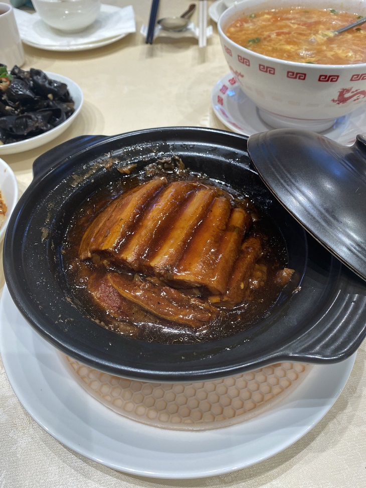 客家名菜―― 砵仔惠州梅菜扣肉飯，份量適中，並不「邪惡」！