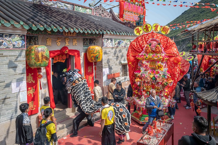 祝賀洪聖誕的團體抽到花炮後，到廟前酬謝神恩。