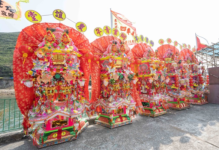 由西貢不同團體送來賀誕的花炮。