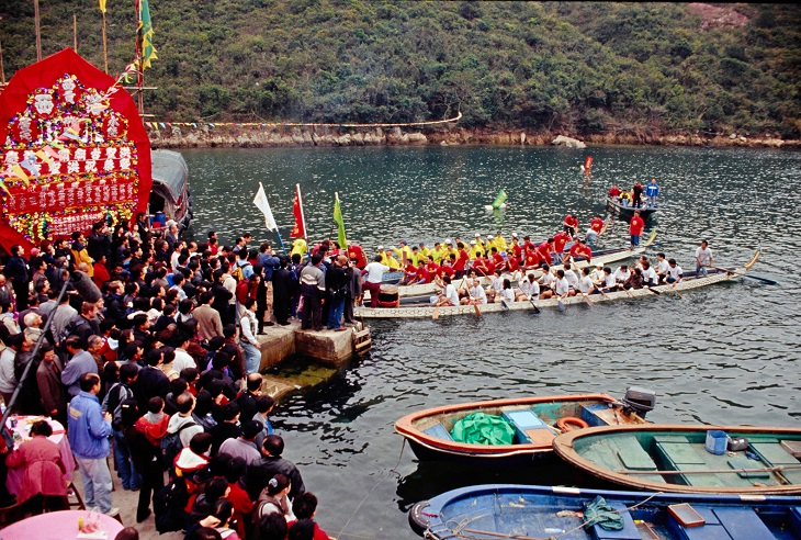 洪聖古廟於2000年重修工程竣工後，滘西洲漁民與古蹟辦同工一起扒龍船慶祝。
