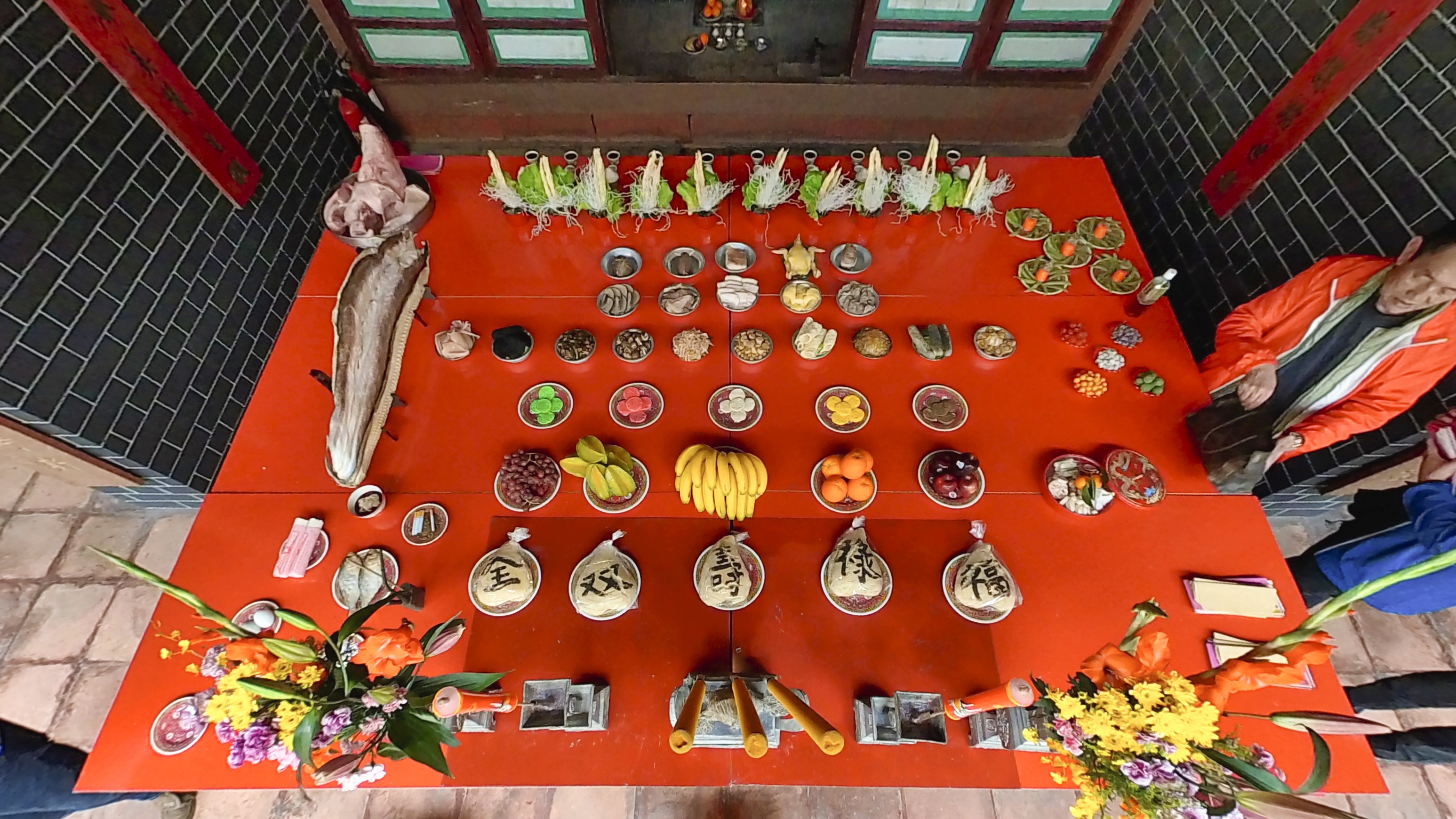 祭台上放滿春祭祭品,整齊排列,一絲不苟。